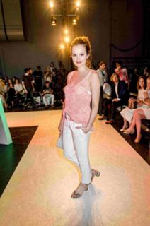 Emilia Schüle feet photo thumbnail