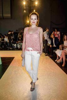 Emilia Schüle feet photo thumbnail