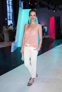 Emilia Schüle feet photo thumbnail