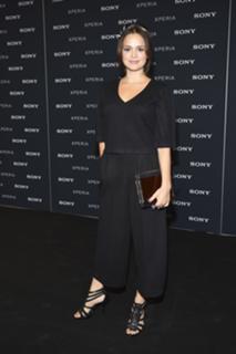 Emilia Schüle feet photo thumbnail