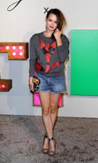 Emilia Schüle feet photo thumbnail