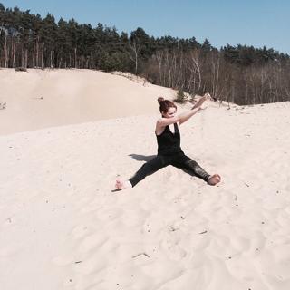 Emilia Schüle feet photo thumbnail