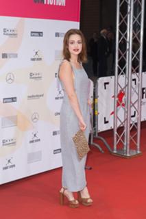 Emilia Schüle feet photo thumbnail