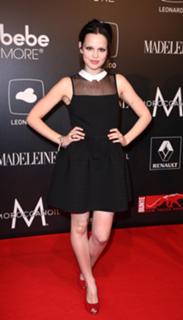 Emilia Schüle feet photo thumbnail