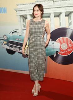 Emilia Schüle feet photo thumbnail