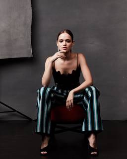 Emilia Schüle feet photo thumbnail