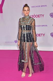 Emilia Schüle feet photo thumbnail