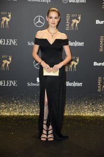 Emilia Schüle feet photo thumbnail