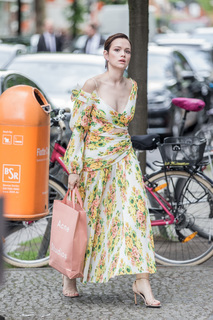 Emilia Schüle feet photo thumbnail