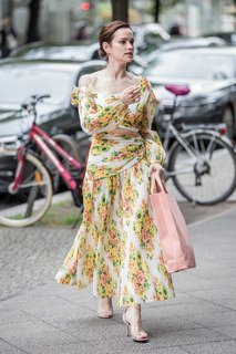 Emilia Schüle feet photo thumbnail