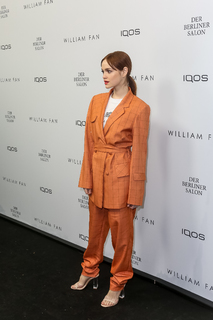 Emilia Schüle feet photo thumbnail