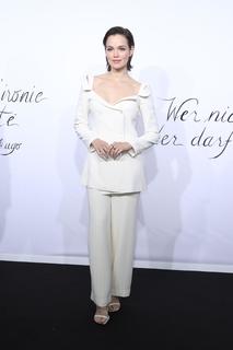 Emilia Schüle feet photo thumbnail