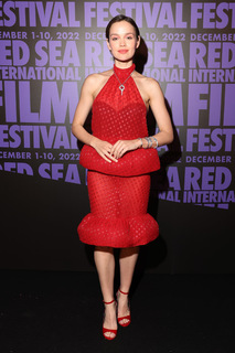 Emilia Schüle feet photo thumbnail