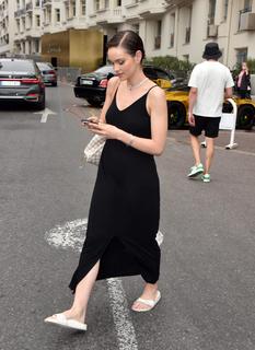 Emilia Schüle feet photo thumbnail