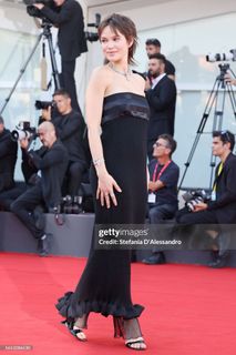 Emilia Schüle feet photo 16