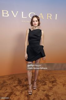 Emilia Schüle feet photo 4