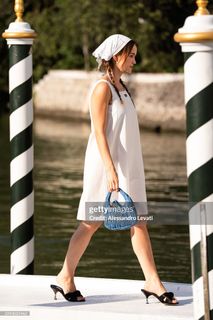 Emilia Schüle feet photo 11