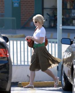Emilie de Ravin feet photo thumbnail