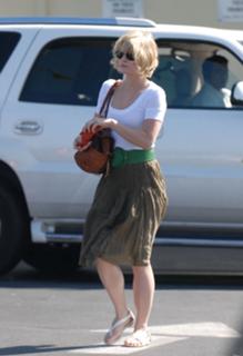 Emilie de Ravin feet photo thumbnail