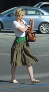Emilie de Ravin feet photo thumbnail