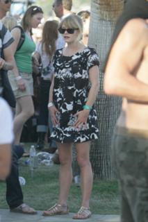 Emilie de Ravin feet photo thumbnail