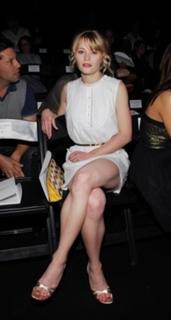 Emilie de Ravin feet photo thumbnail
