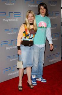 Emilie de Ravin feet photo thumbnail