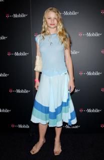 Emilie de Ravin feet photo thumbnail
