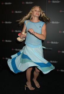 Emilie de Ravin feet photo thumbnail