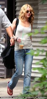 Emilie de Ravin feet photo thumbnail
