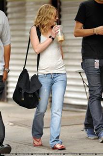 Emilie de Ravin feet photo thumbnail