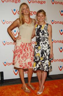 Emilie de Ravin feet photo thumbnail