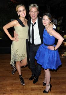 Emilie de Ravin feet photo thumbnail