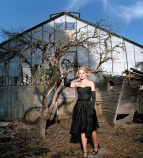 Emilie de Ravin feet photo thumbnail