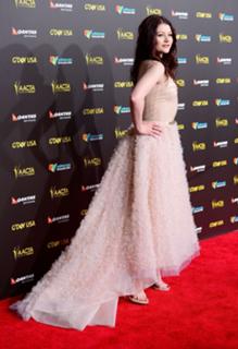 Emilie de Ravin feet photo thumbnail