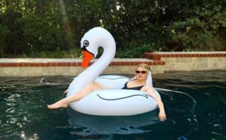 Emilie de Ravin feet photo thumbnail