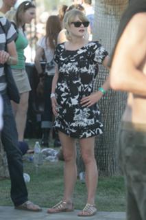 Emilie de Ravin feet photo thumbnail