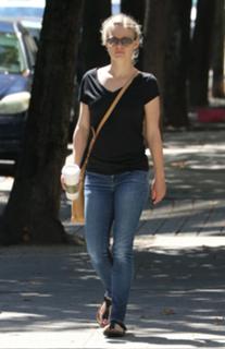 Emilie de Ravin feet photo thumbnail