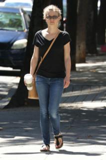 Emilie de Ravin feet photo thumbnail