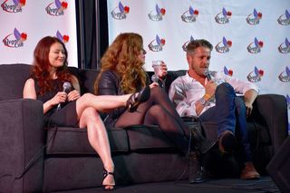 Emilie de Ravin feet photo thumbnail
