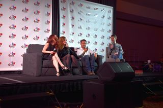 Emilie de Ravin feet photo thumbnail