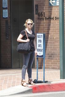 Emilie de Ravin feet photo thumbnail
