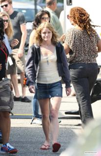 Emilie de Ravin feet photo thumbnail