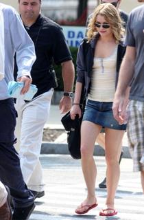 Emilie de Ravin feet photo thumbnail