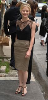 Emilie de Ravin feet photo thumbnail