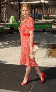Emilie de Ravin feet photo thumbnail