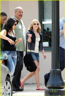 Emilie de Ravin feet photo thumbnail