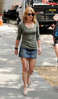 Emilie de Ravin feet photo thumbnail