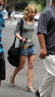 Emilie de Ravin feet photo thumbnail