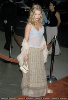 Emilie de Ravin feet photo thumbnail